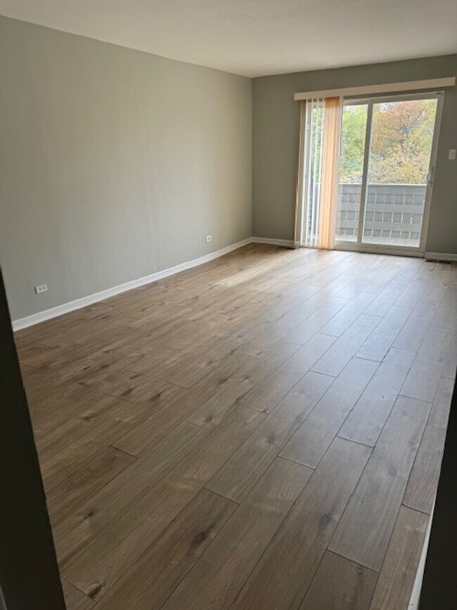 Building Photo - Coming Soon: 1BR Apartment with Enclosed Balcony in Oak Forest