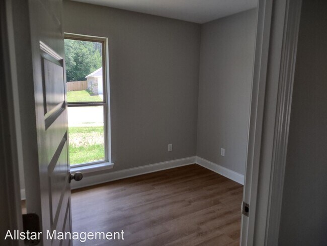 Building Photo - 4 br, 2 bath House - 560 Silver Hill Drive
