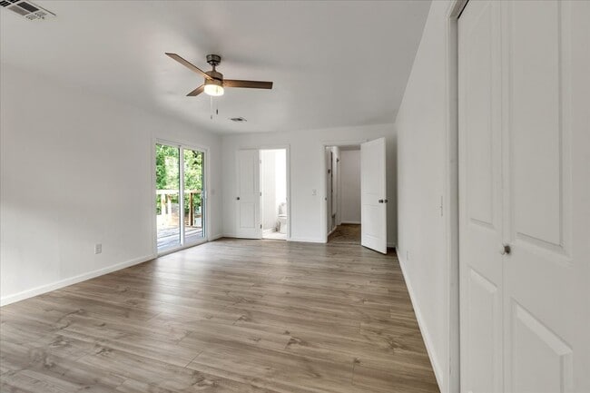 Building Photo - 9710 N Oak Cliff Dr