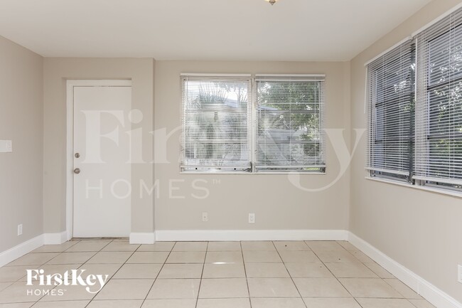 Building Photo - 1425 NE 29th St