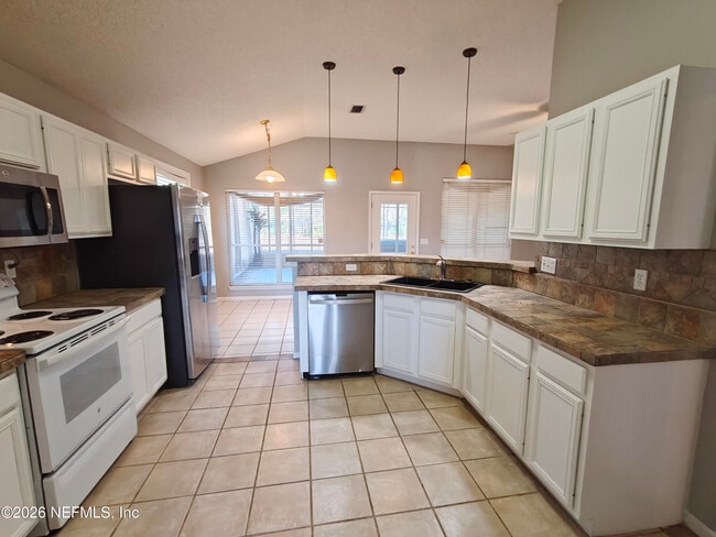 Building Photo - 1563 Lakeway Dr