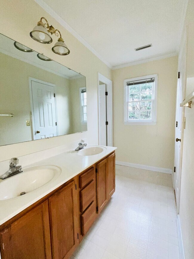 Building Photo - 3 Bedroom Home With Large Bonus Room!