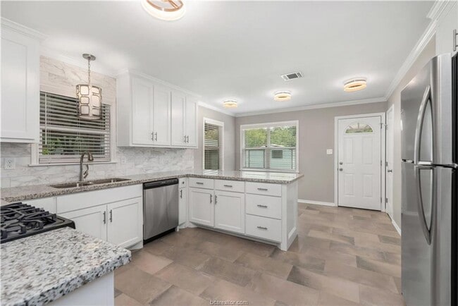 Building Photo - Available June 2026! Adorable 3 Bedroom Ho...