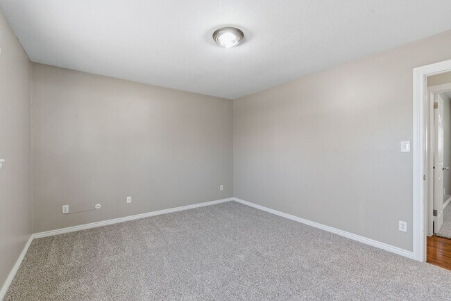 Building Photo - 1415 Holmes Dr