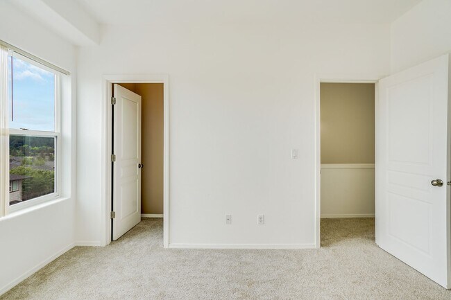 Building Photo - 3 bed, 3.5 bath townhouse in McKenzie Ridg...