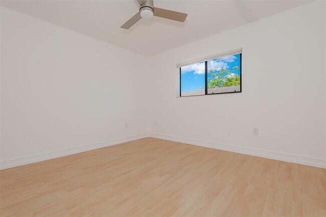Building Photo - 9481 Palm Cir