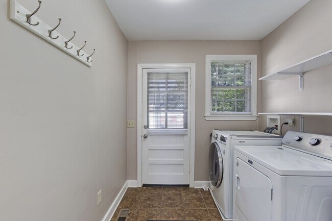 Building Photo - Cozy 3BD/2BA in the heart of Green Hills/L...