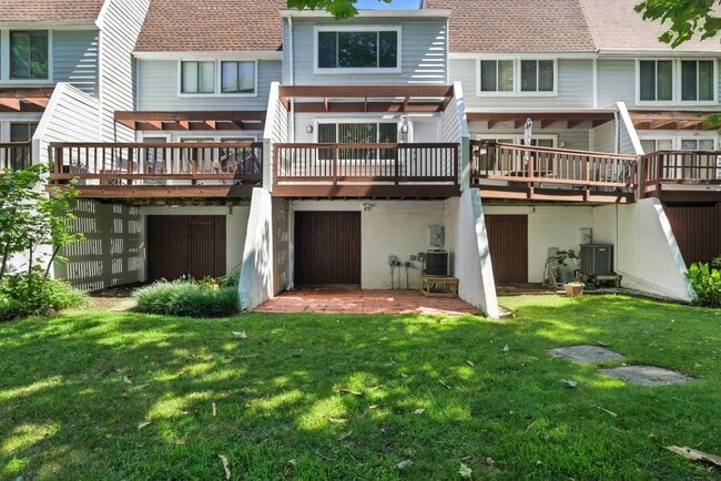 Building Photo - 233 Mill Point Dr