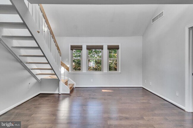 Building Photo - 525 Bashford Ln