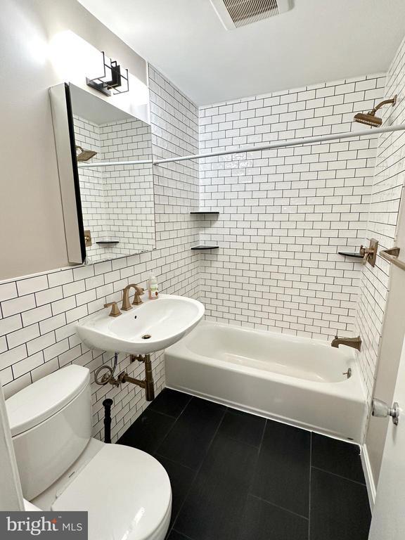 Building Photo - 10670 Weymouth St