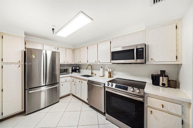 Building Photo - 20505 E Country Club Dr