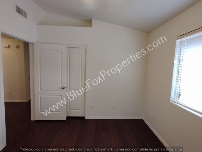 Building Photo - 915 N Silverleaf Oak Pl