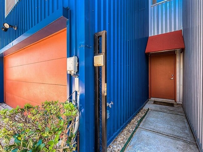 Building Photo - Charming, modern, 3 Bedroom Townhome in Ho...