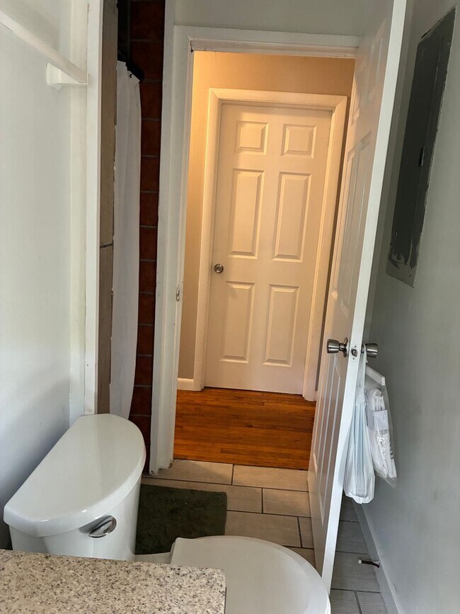 Building Photo - 3 bedroom 2 bathroom near St. Mary's Hospital