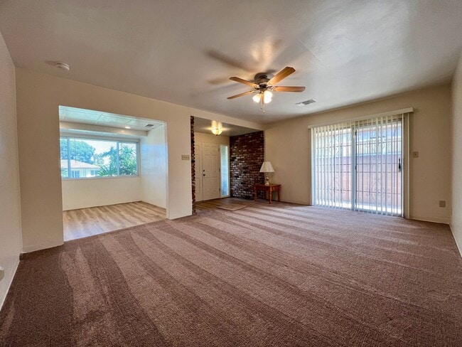 Building Photo - Large 3 Bedroom 2 Bath Home