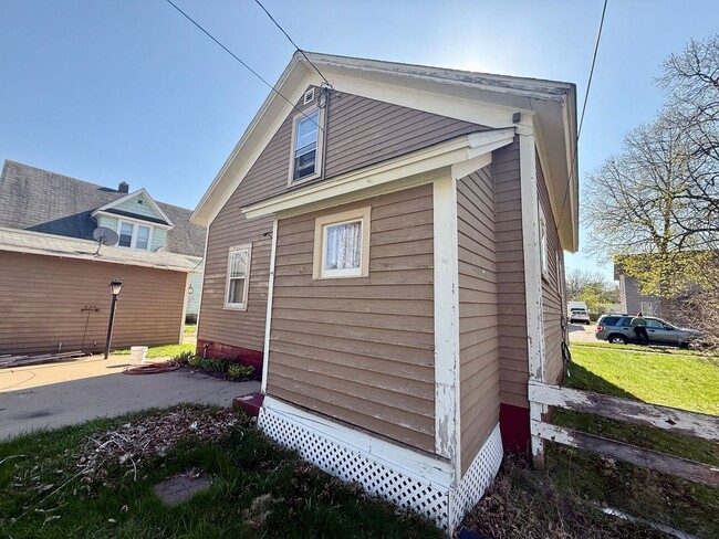 Building Photo - 3 Bed 1 Bath Single Family Home in Wausau