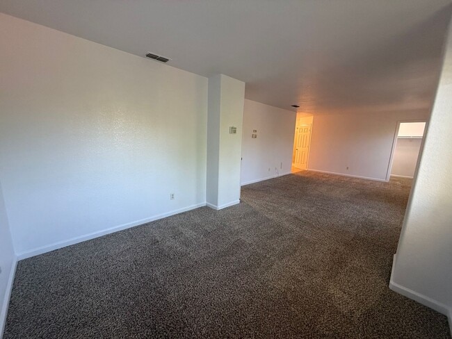 Building Photo - Beautiful Large 4 Bedroom 2.5 Bath Home