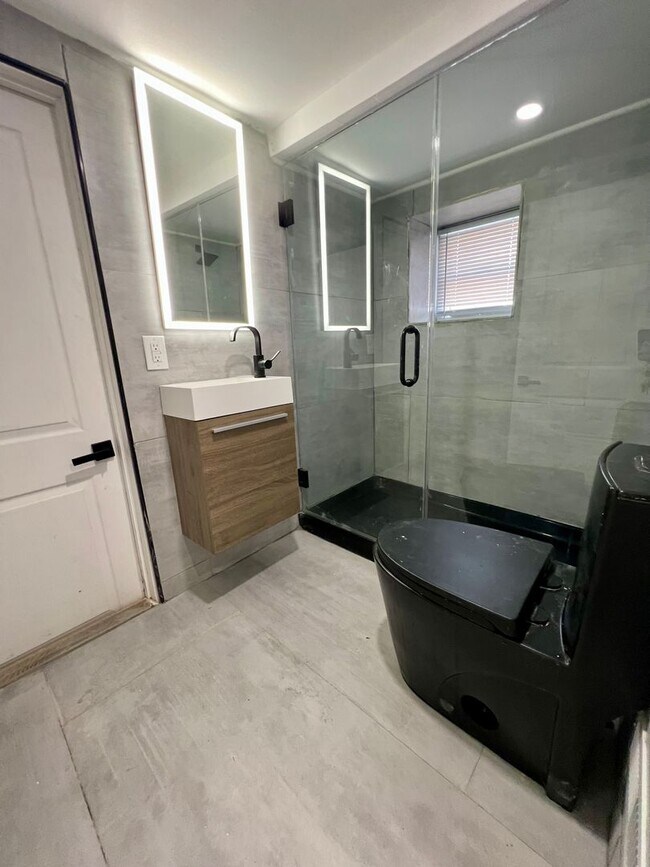 Building Photo - Luxurious 1-Bedroom Apartment in West Phil...