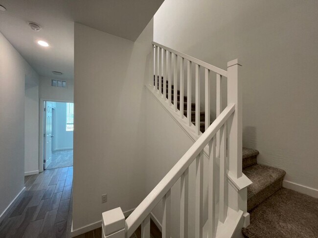 Building Photo - GATED 3 BED 3 BATH 2 CAR GARAGE TOWNHOUSE w/ LOFT + ROOM DOWNSTAIRS & COMMUNITY POOL IN HENDERSON