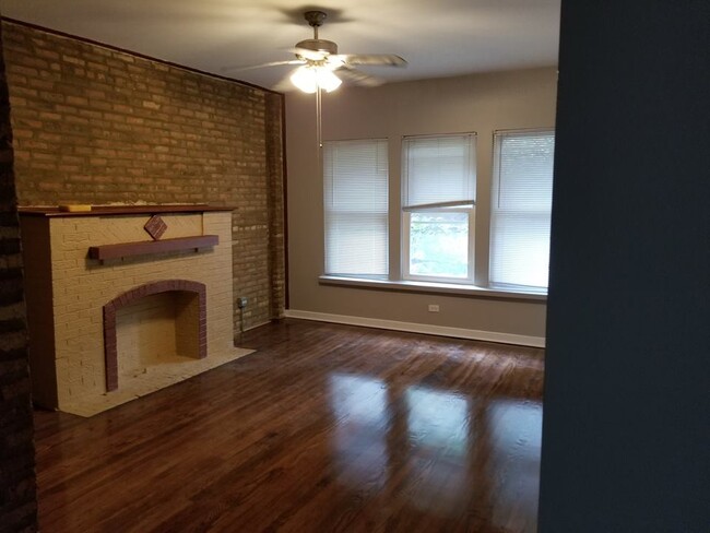 Building Photo - 6752 N Lakewood Ave