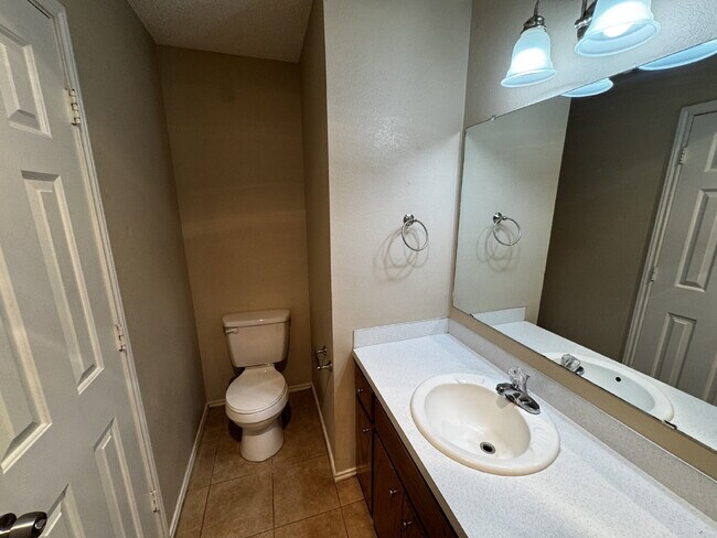 Building Photo - Stunning 2-Bed Oasis in Established Neighb...