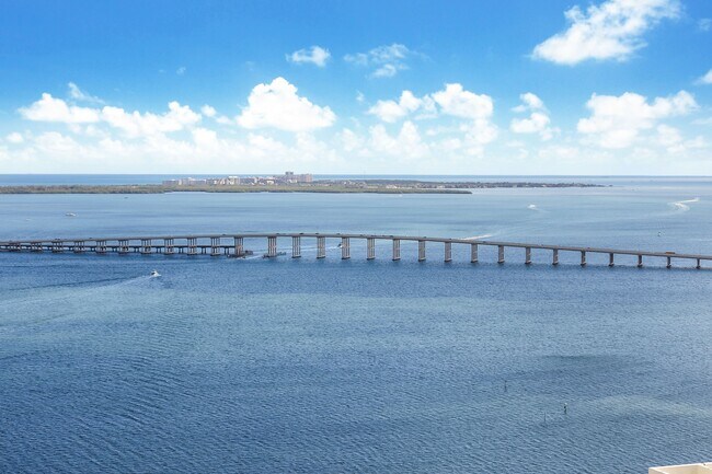 Building Photo - 1300 Brickell Bay Dr