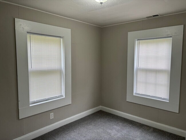 Building Photo - 2 BED, 1 BATH HOME LOCATED IN HIGH POINT