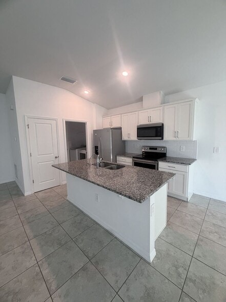 Building Photo - Fenced yard, 3/2 Single Family Home.  Rent Ready.