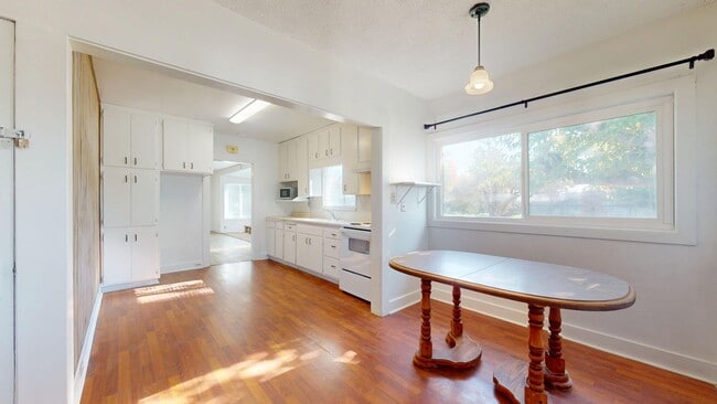 Building Photo - 2560 Fowler Ave