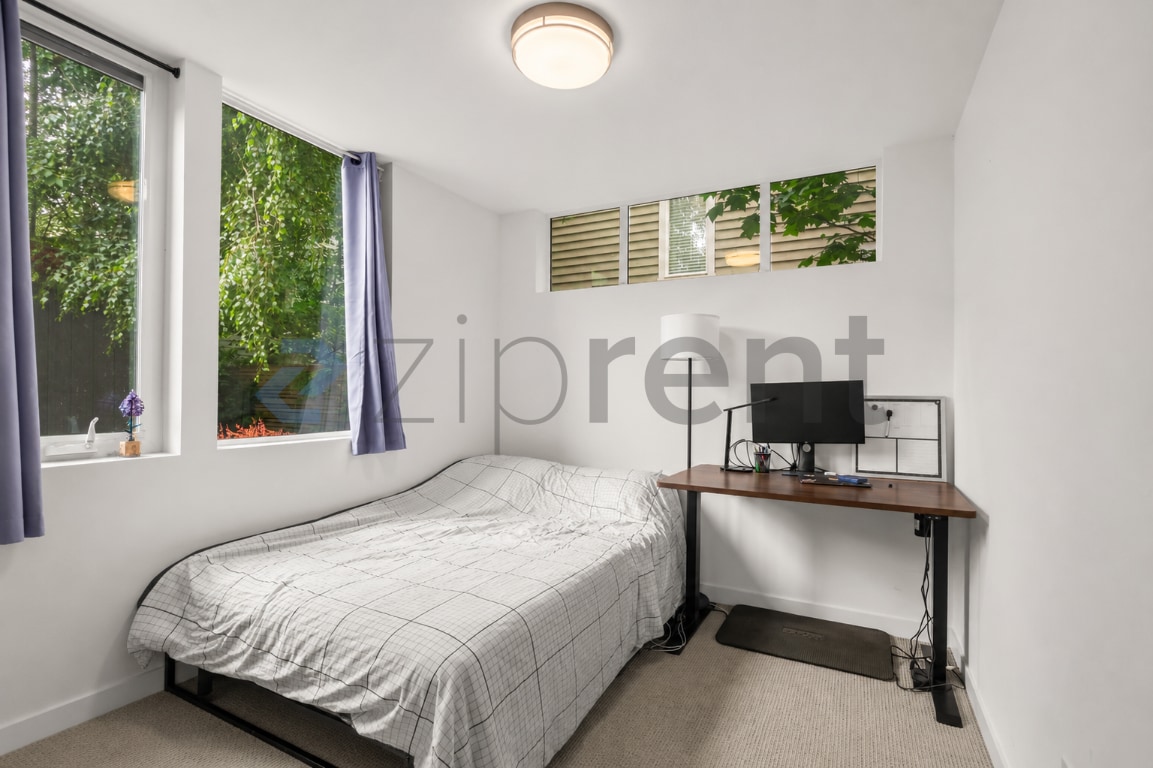 Building Photo - Unit B