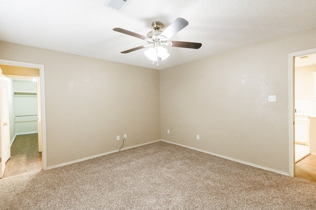 Building Photo - Welcome to this Spacious 2-Bedroom Home!