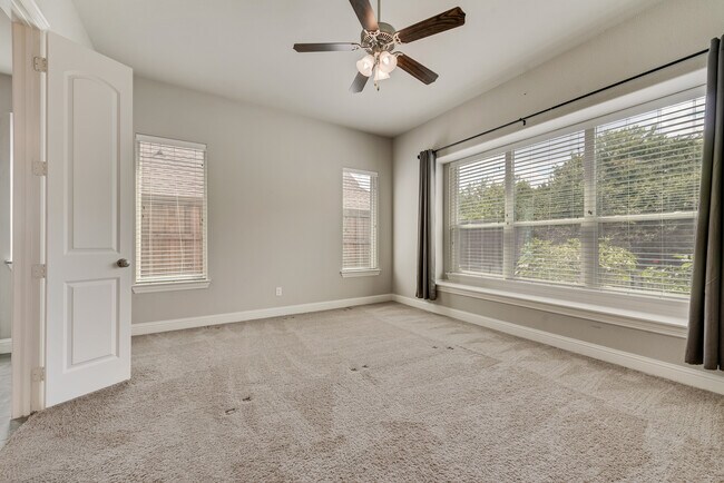 Building Photo - 4037 Hawthorne Dr
