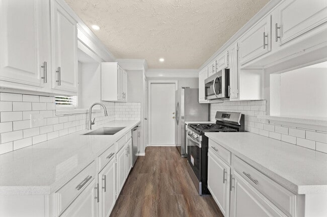 Building Photo - 14003 Vinehill Dr