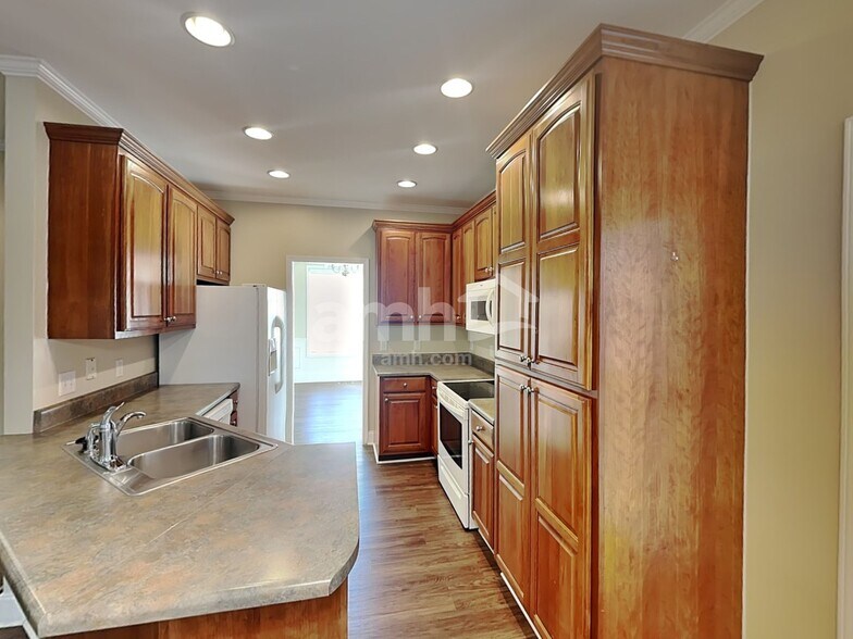 Building Photo - 2404 Adelaide Dr