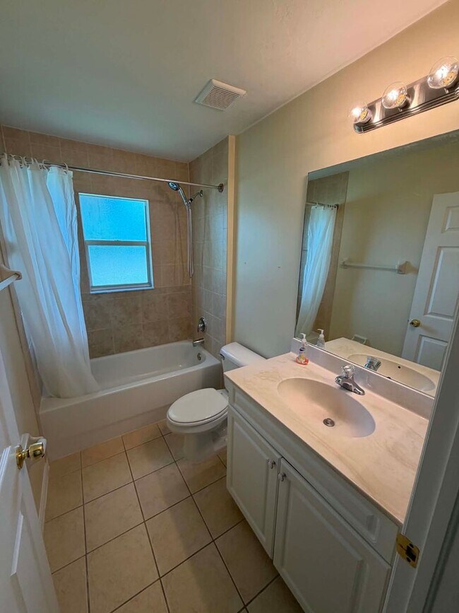 Building Photo - Your Dream Home Awaits in Port Charlotte!