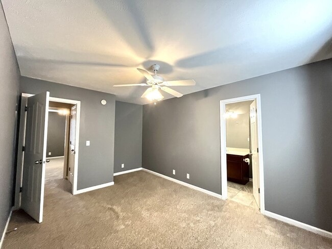Building Photo - INDIAN PARK END UNIT TOWNHOME!
