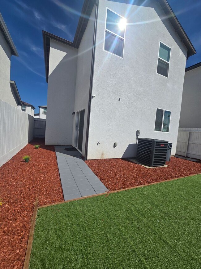 Building Photo - 1057 Buena Vis Ln