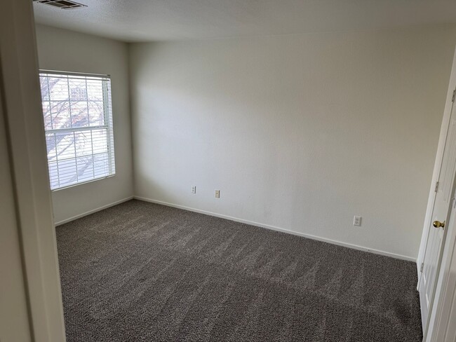 Building Photo - Awesome Three bedroom 2 1/2 townhouse in a...