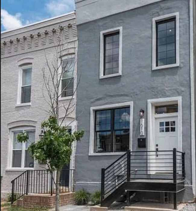 Building Photo - 1610 Levis St NE