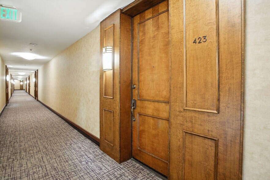 Building Photo - 121 S Hope St