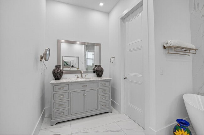 Building Photo - 711 NE 6th St