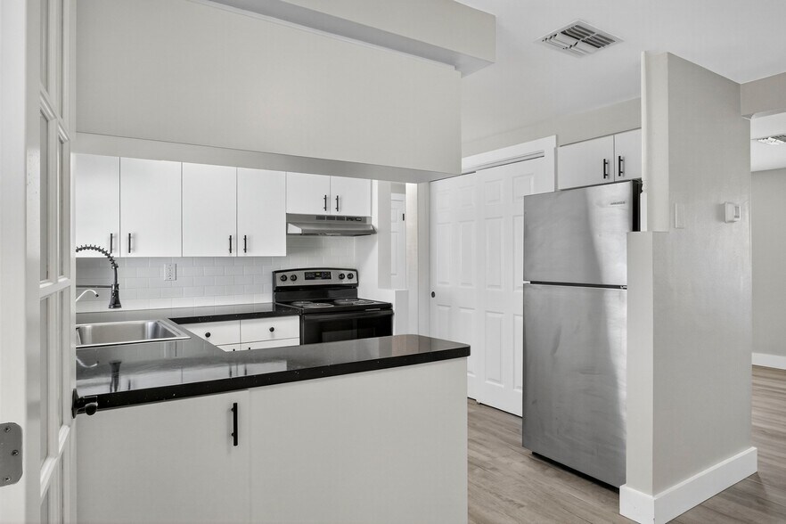 Building Photo - 3624 Oakhurst Dr
