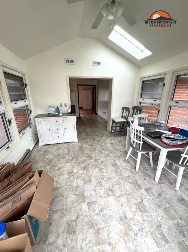 Building Photo - 3 Bedroom Home with Carport in Blacksburg