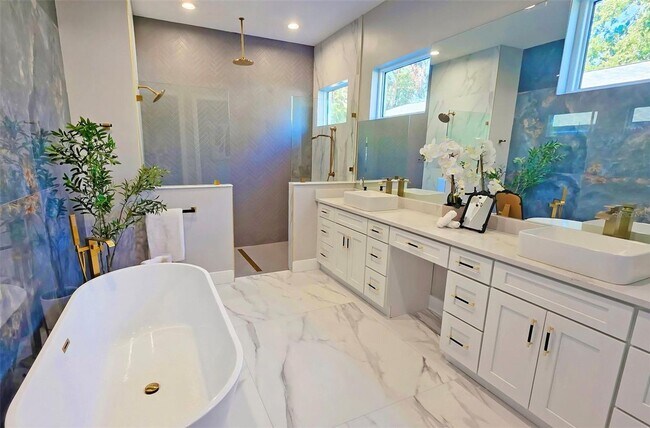 Building Photo - Bold Sarasota Bay Luxury Custom Home, 5 beds/4 baths, Private pool.