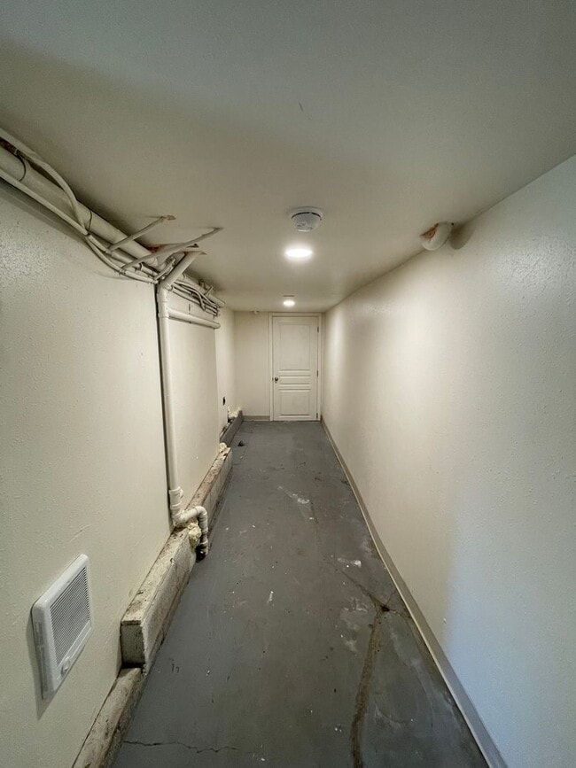 Building Photo - Awesome studio apt downtown with full kitc...