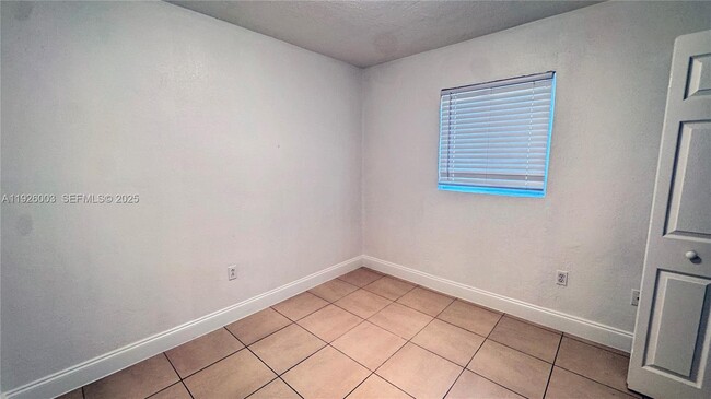 Building Photo - 1400 N 70th Way