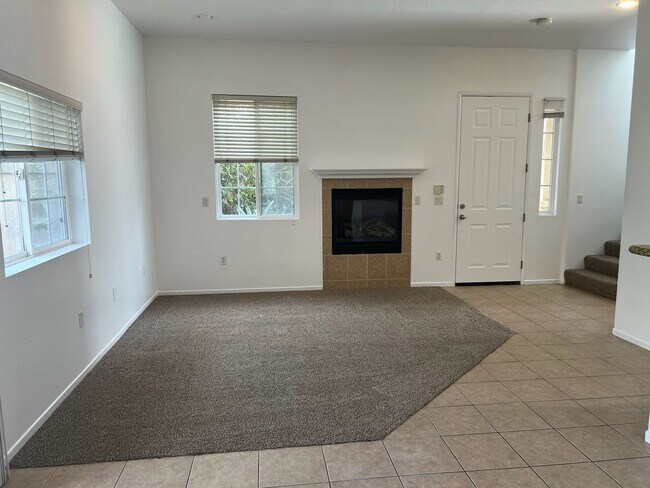 Building Photo - Luxurious 3 bedroom, 2.5 bath townhome, AC...