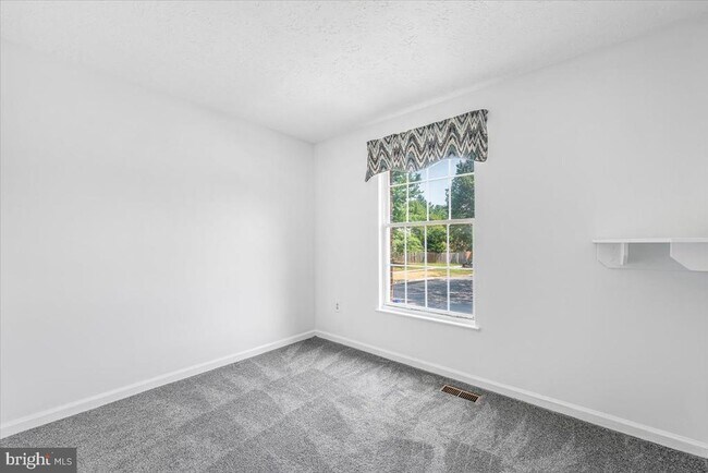 Building Photo - 1542 St Lawrence Ct