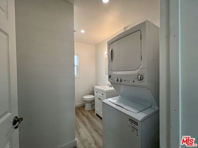 Building Photo - 1321 1/2 Normandie Ave