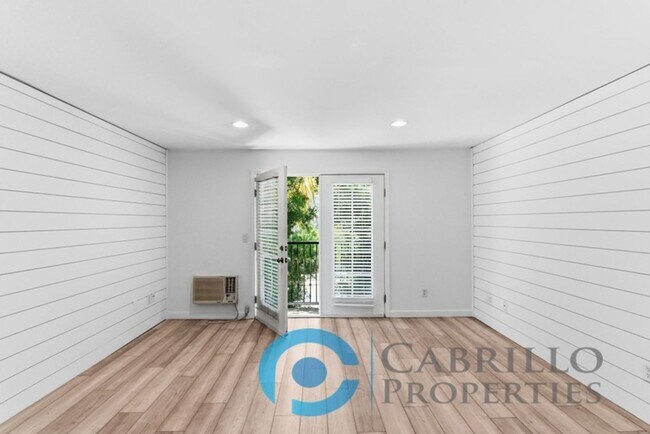 Building Photo - *** FIRST MONTH FREE *** Beautifully Renovated 2BD/2BA Condo with In-Unit Washer and Dryer